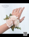 Load image into Gallery viewer, Weding 手鈪花 - TFK Flower

